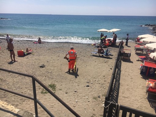 Imperia: colta da malore mentre nuota al Prino, 50enne in codice rosso al pronto soccorso (foto e video)