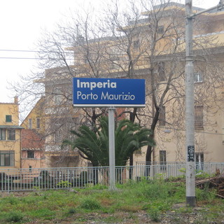 Imperia: camion fa cadere un cavo che limita le altezze al passaggio a livello, un'ora di rallentamento dei treni