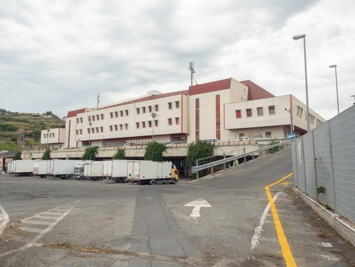 Mercato dei Fiori di Sanremo, proseguono i lavori sul tetto: posa delle lamiere in corso