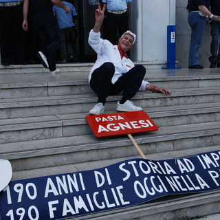 Imperia: il corteo dei lavoratori dell'Agnesi in marcia verso il comune per il consiglio monotematico (Foto e Video) Imperia: il corteo dei lavoratori dell'Agnesi in marcia verso il comune per il consiglio monotematico (Foto e Video)