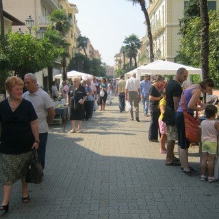 Bordighera: domenica prossima, mercatino di Antichità e Collezionismo in piazza Garibaldi e piazza Mazzini