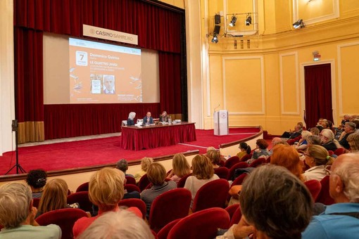 Martedì Letterari d’estate 2026: da Mario Giordano a Maurizio De Giovanni, grandi firme sotto le stelle a Sanremo Martedì Letterari d’estate 2026: da Mario Giordano a Maurizio De Giovanni, grandi firme sotto le stelle a Sanremo