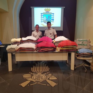 Lotta alla contraffazione: la Guardia di Finanza sequestra 570 maglie durante la Notte Bianca di Porto Maurizio