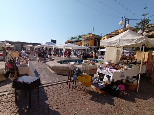 Sanremo: martedì e mercoledì, mercati antiquari di Natale in Piazza Colombo e nel porticato del Palafiori Sanremo: martedì e mercoledì, mercati antiquari di Natale in Piazza Colombo e nel porticato del Palafiori