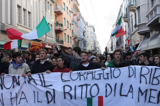 Sanremo: le tante facce della protesta, in mezzo al corteo degli studenti anche diversi 'infiltrati' ma i giovani danno l'esempio Sanremo: le tante facce della protesta, in mezzo al corteo degli studenti anche diversi 'infiltrati' ma i giovani danno l'esempio
