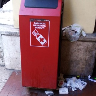 Imperia: contenitore troppo pieno, cumulo di medicinali scaduti sotto i portici di via Bonfante (foto) Imperia: contenitore troppo pieno, cumulo di medicinali scaduti sotto i portici di via Bonfante (foto)