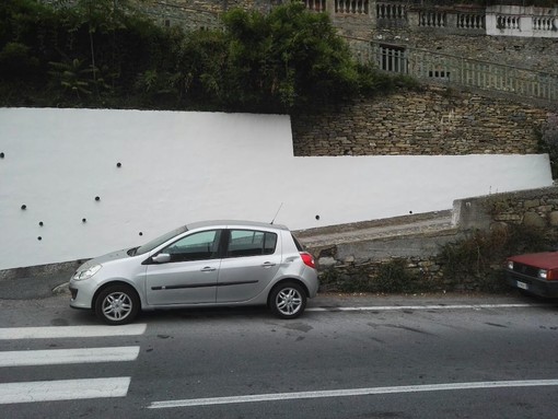 Badalucco: un muro bianco all'ingresso del paese, cancellato il vecchio murale in attesa dell'opera di Nicola Soriani Badalucco: un muro bianco all'ingresso del paese, cancellato il vecchio murale in attesa dell'opera di Nicola Soriani