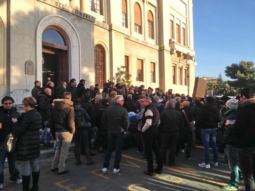 Imperia: attimi di tensione davanti al Comune, oltre 300 commercianti stanno manifestando contro la Tares Imperia: attimi di tensione davanti al Comune, oltre 300 commercianti stanno manifestando contro la Tares