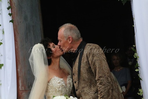 Triora: a cavallo fin sulla cima del paese per sposarsi, matrimonio da film per l'attore Per Christian Ellefsen Triora: a cavallo fin sulla cima del paese per sposarsi, matrimonio da film per l'attore Per Christian Ellefsen