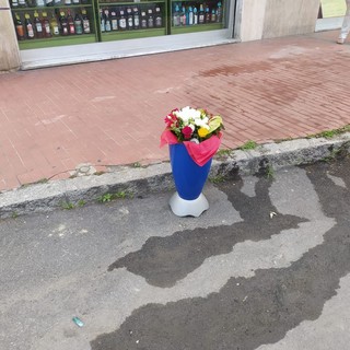Omicidio suicidio a Ventimiglia: la Lega porta un mazzo di fiori per Sharon Micheletti