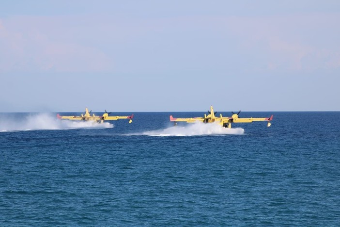 I due canadair della Protezione Civile in azione sul mare dell'albenganese (foto di Roberto Ruaro)