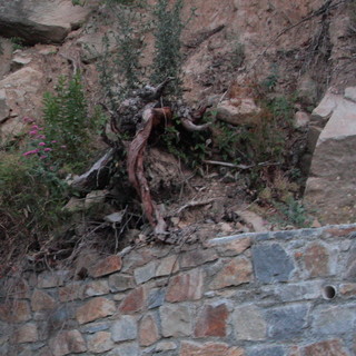 Sfiorato l'incidente sulla SP 548: operai spaccano masso e lettore rischia di essere travolto