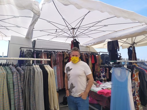 Imperia, un solo banco al mercato di Oneglia. Campanini: "Fiducioso per il tavolo convocato venerdì dal sindaco Scajola" (foto e video)