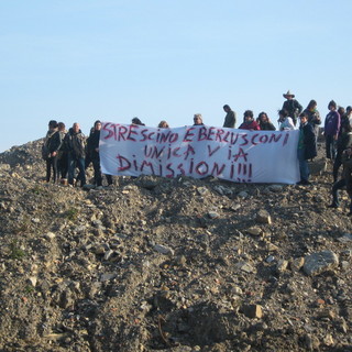 Imperia: dimostranti salgono in cima alla collina di terra sul porto e chiedono le dimissioni di Berlusconi e Strescino