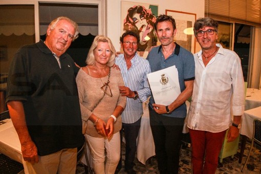 Ospedaletti: l'Amministrazione omaggia il regista premio Oscar Michel Hazanavicius sul set de 'La redoutable' allestito allo storico Hotel Firenze Ospedaletti: l'Amministrazione omaggia il regista premio Oscar Michel Hazanavicius sul set de 'La redoutable' allestito allo storico Hotel Firenze