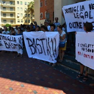 Ventimiglia: in 300 alla manifestazione contro i migranti. Il pubblico invoca le dimissioni del Sindaco.  Ballestra: "Non vorrei che qualcuno si facesse giustizia da solo" (Foto e video)