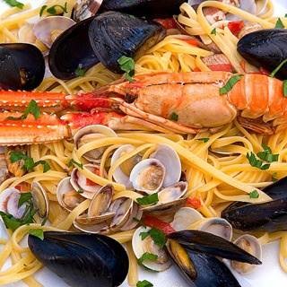 È a Riva Ligure il nuovo riferimento dello struscio serale: il Mellys È a Riva Ligure il nuovo riferimento dello struscio serale: il Mellys