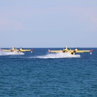 I due canadair della Protezione Civile in azione sul mare dell'albenganese (foto di Roberto Ruaro) I due canadair della Protezione Civile in azione sul mare dell'albenganese (foto di Roberto Ruaro)