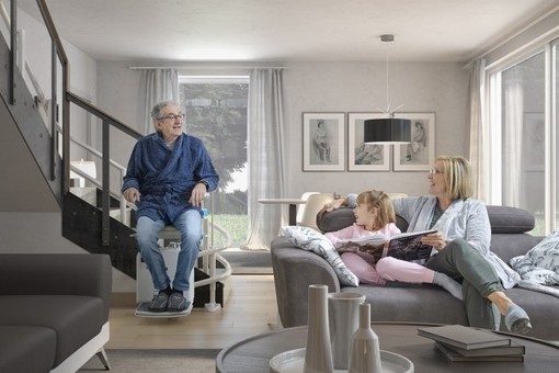 Un montascale per salire o scendere una scala senza problemi Un montascale per salire o scendere una scala senza problemi