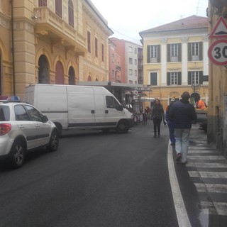 Imperia, bimbo sale sul cornicione di una finestra in piazza Ricci, salvato dagli ambulanti, il racconto: "Ero pronto a prenderlo al volo"