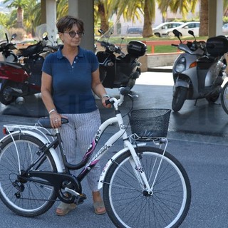 Taggia: messo comunale in bicicletta, Patrizia Canerossi notifica gli atti a bordo della sua due ruote che rispetta l'ambiente Taggia: messo comunale in bicicletta, Patrizia Canerossi notifica gli atti a bordo della sua due ruote che rispetta l'ambiente