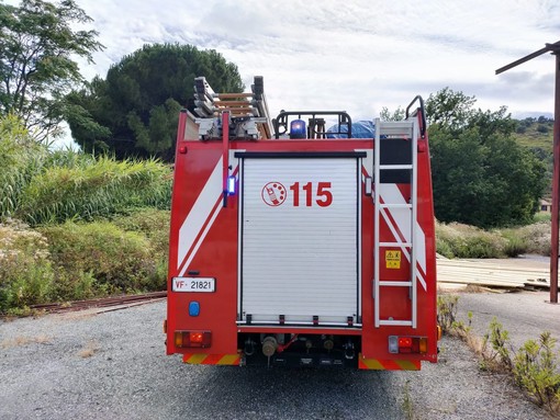 Nel pomeriggio incendi boschivi alla Villetta di Sanremo e al passo della Guardia a Triora: fiamme contenute dai vigili del fuoco