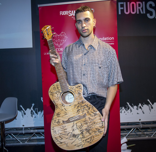 #Sanremo2019: anche il vincitore Mahmood ha firmato la chitarra di Gsd Foundation (Foto) #Sanremo2019: anche il vincitore Mahmood ha firmato la chitarra di Gsd Foundation (Foto)