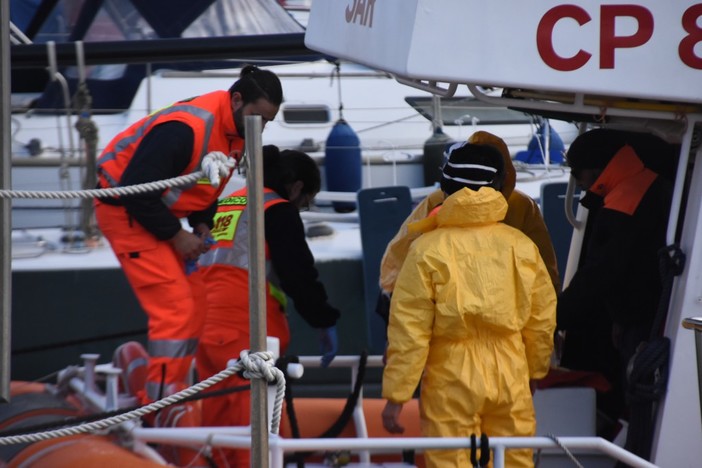 Sanremo: il cadavere di un anziano è stato trovato in mare di fronte a Pian di Nave, intervento della GC (Foto)