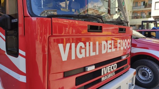 Imperia, bimbo di un anno resta chiuso in auto: salvato dai vigili del fuoco Imperia, bimbo di un anno resta chiuso in auto: salvato dai vigili del fuoco