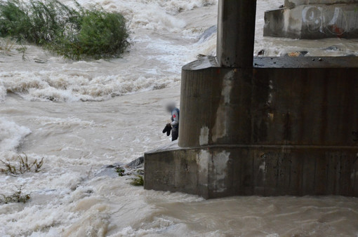 Ventimiglia: cinque migranti bloccati sul Roja, trovato uno degli stranieri che si era lanciato in acqua l'altro è ancora disperso (FOTO e VIDEO)