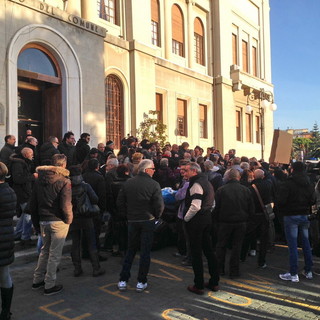 Imperia: attimi di tensione davanti al Comune, oltre 300 commercianti stanno manifestando contro la Tares