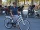 Taggia: messo comunale in bicicletta, Patrizia Canerossi notifica gli atti a bordo della sua due ruote che rispetta l'ambiente