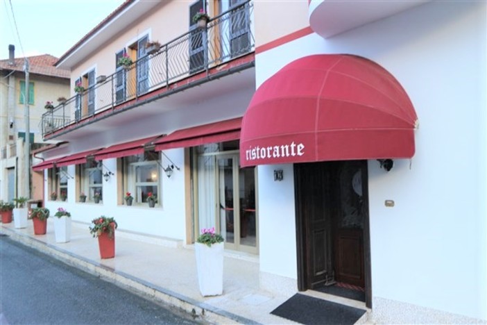 Ranzo: da Moisello l'indirizzo giusto per gustare i classici piatti della cucina dell'entroterra con qualche elemento di novità. Ranzo: da Moisello l'indirizzo giusto per gustare i classici piatti della cucina dell'entroterra con qualche elemento di novità.