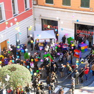 Ventimiglia: ieri pomeriggio, vivace Flash mob 'Infanzia = Futuro' con circa 200 persone (foto)