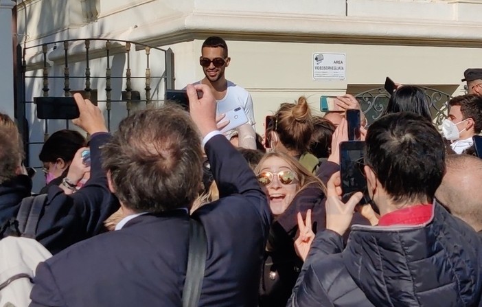 Sanremo: fan in delirio per Mahmood, il vincitore del Festival assediato per i selfie Sanremo: fan in delirio per Mahmood, il vincitore del Festival assediato per i selfie