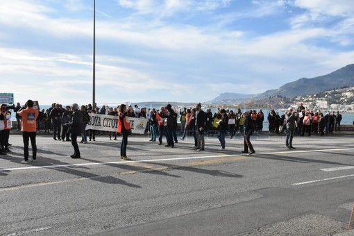 Sulla frontiera tra Francia e Italia in 150 per la manifestazione contro la violazione dei diritti dei migranti (Foto e Video)