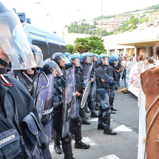 Ventimiglia: per la manifestazione dei 'No Borders', blindati delimitano l'area davanti alla stazione