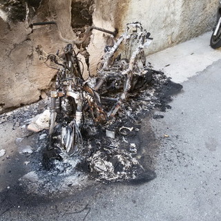 La moto bruciata