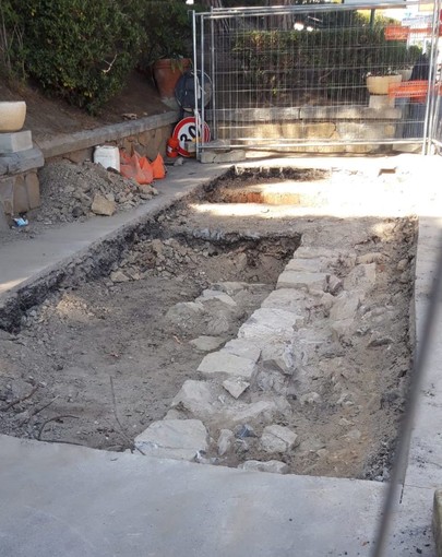 Diano Marina, emergono reperti archeologici: stop agli scavi per la realizzazione dell’isola ecologica seminterrata in zona Sant’Anna