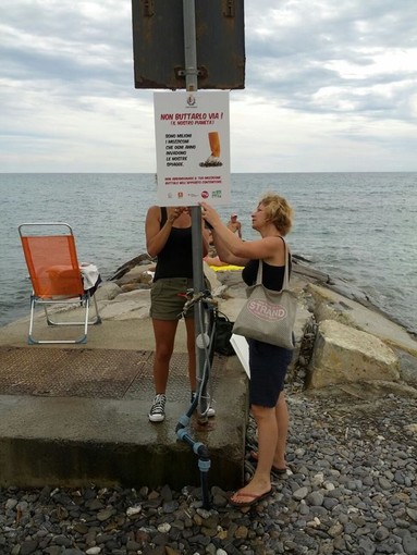 Imperia: l'associazione M'IMporta e il CEA Imperia hanno affisso ieri in tutta la città manifesti contro i mozziconi di sigaretta in spiaggia: quest'anno ne hanno raccolti 8.378 Imperia: l'associazione M'IMporta e il CEA Imperia hanno affisso ieri in tutta la città manifesti contro i mozziconi di sigaretta in spiaggia: quest'anno ne hanno raccolti 8.378