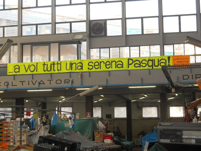 Sanremo: uno striscione di auguri per la Pasqua del mercato annonario