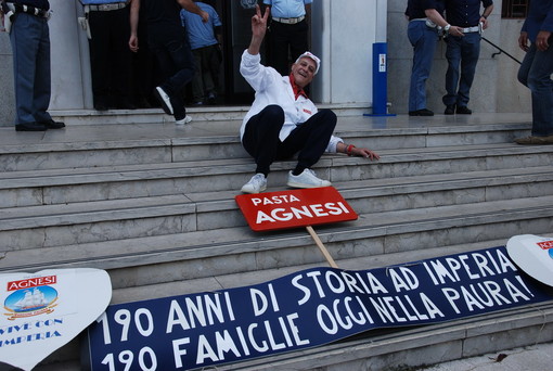 Imperia: il corteo dei lavoratori dell'Agnesi in marcia verso il comune per il consiglio monotematico (Foto e Video)