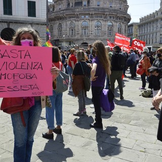 La piazza di Genova per chiedere l'approvazione del disegno di legge Zan (VIDEO e FOTO)