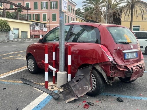 Bordighera, bisarca travolge auto parcheggiata distruggendola (Foto) Bordighera, bisarca travolge auto parcheggiata distruggendola (Foto)