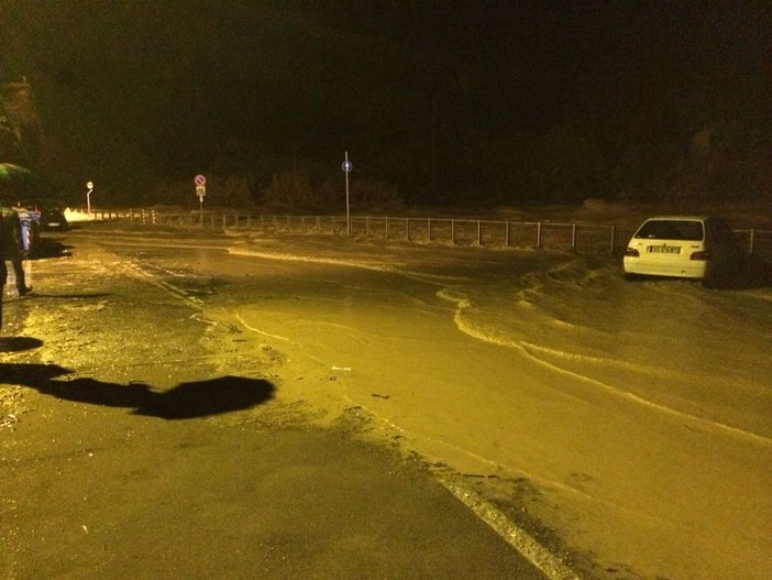 Ventimiglia: situazione maltempo alla foce del Roya, le foto e un video di un lettore