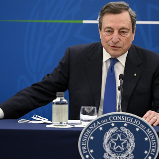 Coronavirus, Draghi sulle riaperture: "Voglio farlo, ma in sicurezza. Non ho una data, dipenderà da vaccini e contagi" Coronavirus, Draghi sulle riaperture: "Voglio farlo, ma in sicurezza. Non ho una data, dipenderà da vaccini e contagi"