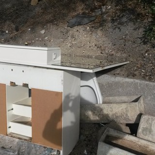 Sanremo: mobili abbandonati a lato strada, lettore chiede maggiore senso civico