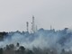 Cervo, boscaglia in fiamme al confine con la provincia di Savona: incendio alimentato dal forte vento (foto)