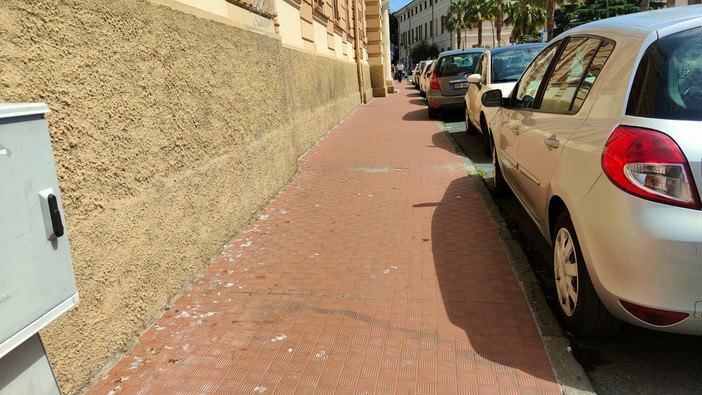 Marciapiedi killer a Imperia: donna cade e si ferisce in piazza Roma a Porto Maurizio Marciapiedi killer a Imperia: donna cade e si ferisce in piazza Roma a Porto Maurizio