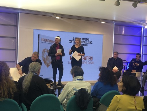 Marco Sentieri sul cyberbullismo: “Importante parlarne attraverso la musica perchè la musica è un filo diretto con giovani” (Foto e Video) Marco Sentieri sul cyberbullismo: “Importante parlarne attraverso la musica perchè la musica è un filo diretto con giovani” (Foto e Video)